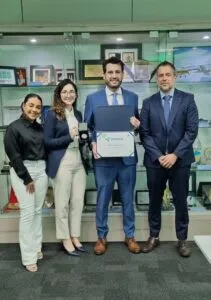 Captura-de-tela-2024-06-08-121210-211x300 Azul Divulga Relatório e Reforça Título de Sustentabilidade Aérea