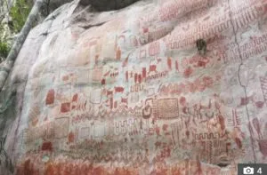 Captura-de-tela-2024-08-21-115921-300x197 Encontrados desenhos pré-históricos de criaturas iguais a alienígenas em penhasco na Amazônia