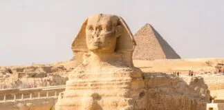 Próxima às pirâmides de Gizé, a Grande Esfinge é uma das estátuas mais icônicas do mundo