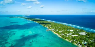 Kiribati é um país soberano composto por 33 ilhas, com atóis e recifes espalhados por uma vasta área ao centro do oceano Pacífico