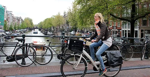 amsterda-bicicleta-passeio-canais1 Cidades europeias para viajar em transportes mais sustentáveis