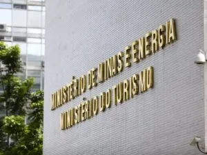 fachada-ministerio-mcamgo-abr-100420231818-23-300x225 MME recebe 50 jovens de todo o Brasil para debater sobre a transição energética