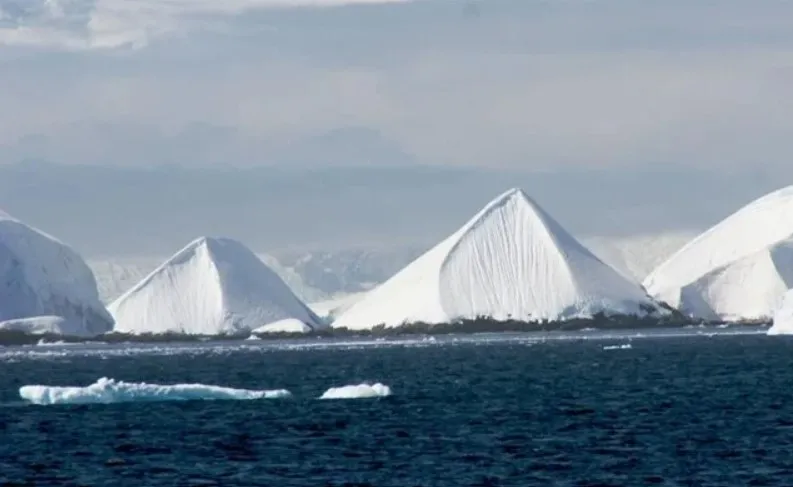 Screenshot-2025-01-28-122052 “Pirâmide” da Antártida: a montanha estranhamente simétrica que deu origem a uma grande teoria da conspiração alienígena