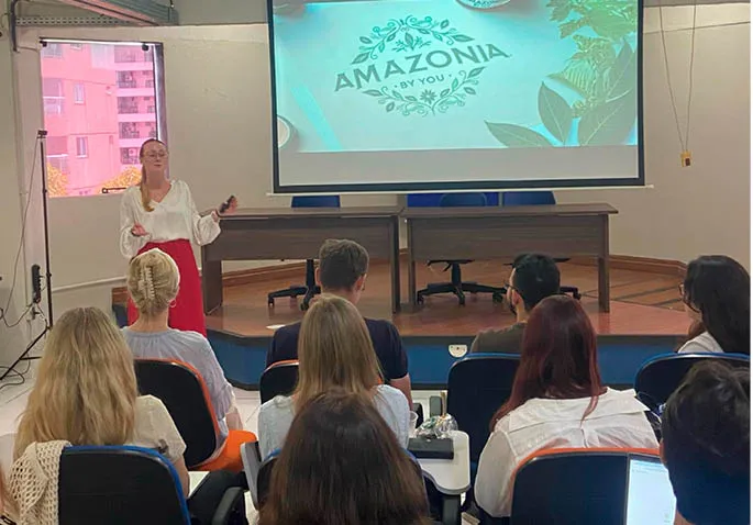Audrey_Kieny_apresentando_o_projeto_Amazon_by_you_que_significa_Amaz_nia Estudantes internacionais vivenciando e imergindo na realidade local desenvolvem modelos de negócios sustentáveis, com recursos amazônicos