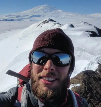 Dr._Martin_Wearing_cientista_da_ Satélites observam geleira cometendo “pirataria de gelo”