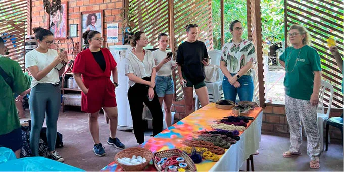 Intercambistas_visitam_a_f_brica_da_Da_Tribu_marca_sustent_vel_de_biojoias_on Estudantes internacionais vivenciando e imergindo na realidade local desenvolvem modelos de negócios sustentáveis, com recursos amazônicos