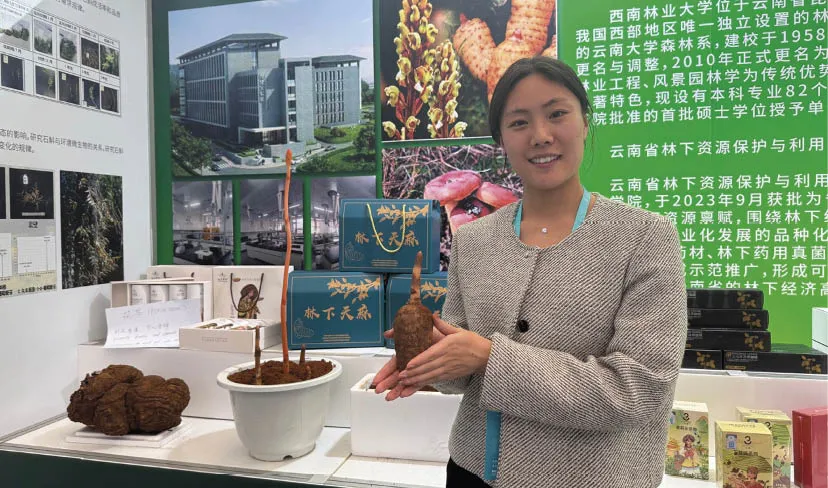 Pesquisadora_agr_cola_exibe_um_tipo_de_erva_medicinal_cultivada_com_um_m_todo_agr_cola_inovador 3º Congresso Internacional de Agrobiodiversidade