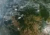 Imagem de satélite mostrando fumaça de queimadas na floresta Amazônia.