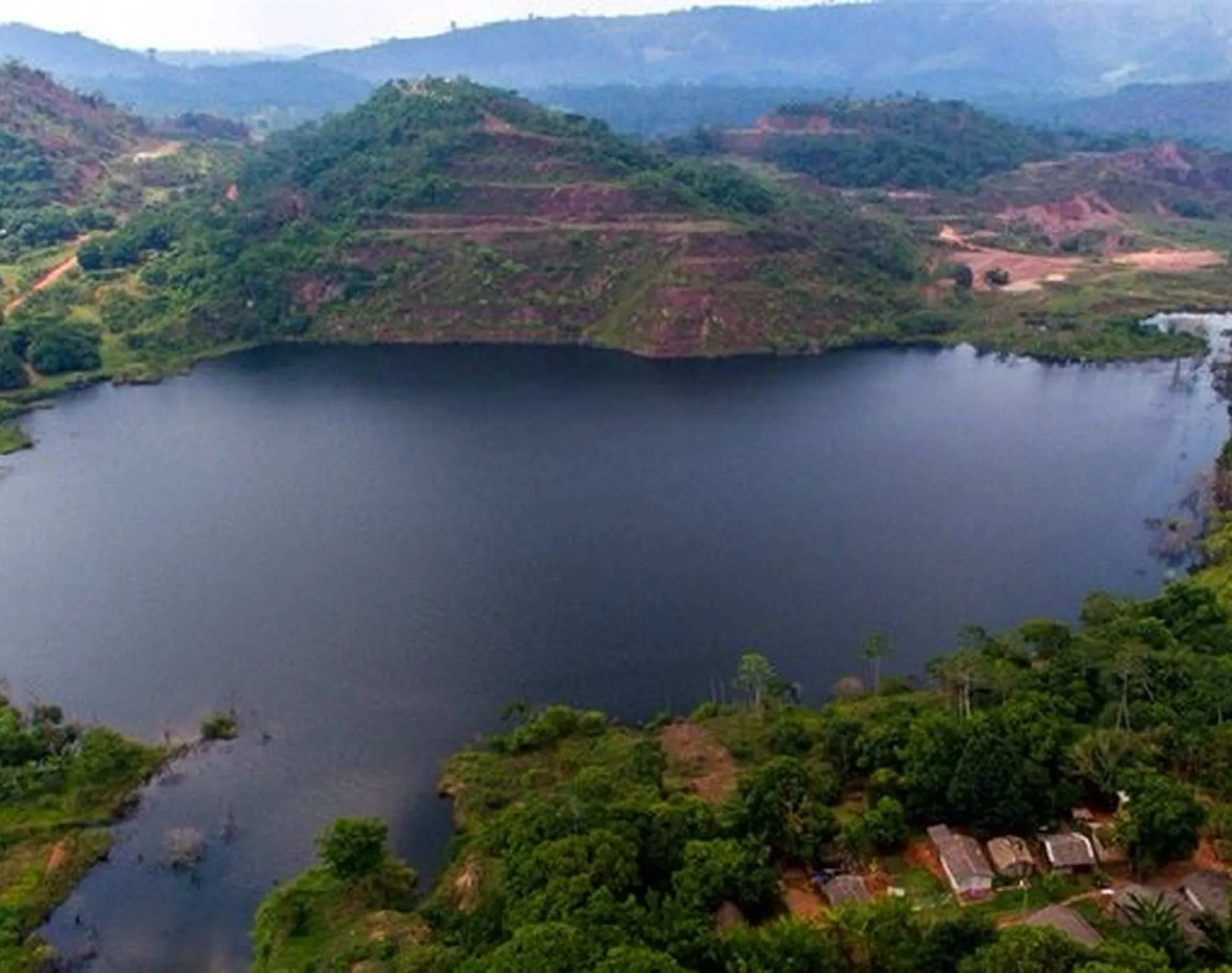 vista-aerea-de-um-lago-formado-na-cratera-de-uma-mina-de-ouro-desativada-na-serra-pelada-no-para-brasil-20250513155845 Serra Pelada brilha novamente com turismo sustentável e comunitário