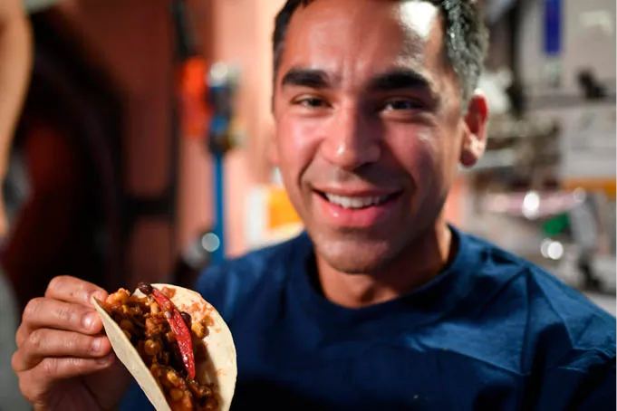 O_astronauta_da_NASA_e_engenheiro_de_voo_da_Expedi__o_66_Raja_Chari_segura_um_ Cultivando plantas no espaço