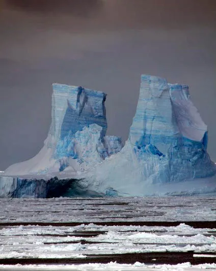 Torres_de_icebergs_se_desprenderam_da_camada_de_gelo_da_Ant_rtida_Oriental Aquecimento de +1,5 °C é muito alto para as camadas de gelo polares