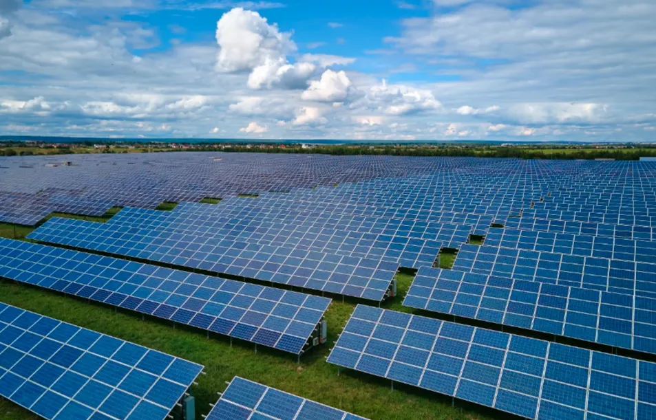 Energia limpa, passivo sujo, a corrida contra o tempo para reciclar painéis solares Espera-se que a quantidade cumulativa global de resíduos de painéis fotovoltaicos atinja 1,7 milhão de toneladas até o início da década de 2030. Somente com grandes avanços na reciclagem fotovoltaica podemos evitar grandes problemas de poluição e riscos à saúde. Crédito da imagem: Shutterstock/Bilanol.