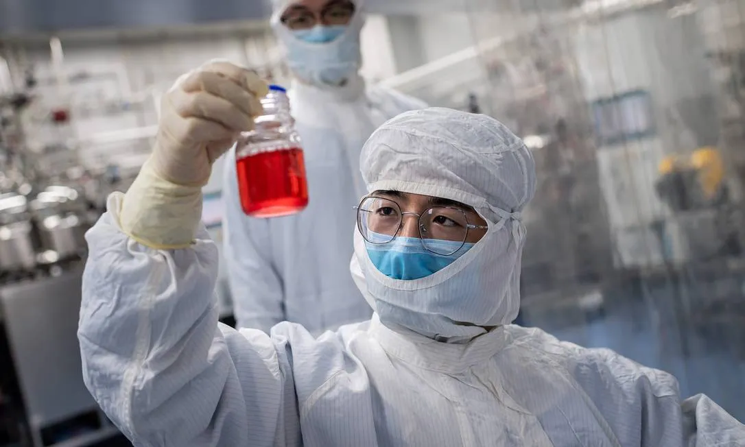 88042205_FILES-In-this-file-picture-taken-on-April-29-2020-an-engineer-looks-at-monkey-kidney-cells-400x240 China muda regras para atrair jovens talentos em ciência e tech