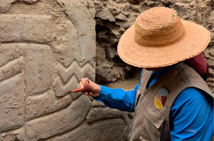 Arque_loga_e_professora_Ana_Cecilia_Mauricio_da_PUCP_frente_ao_mural_intacto_de_3_mil_a_4_mil_anos_de_antiguidade Arqueólogos descobrem no Peru mural pré-hispânico de mais de 3 mil anos