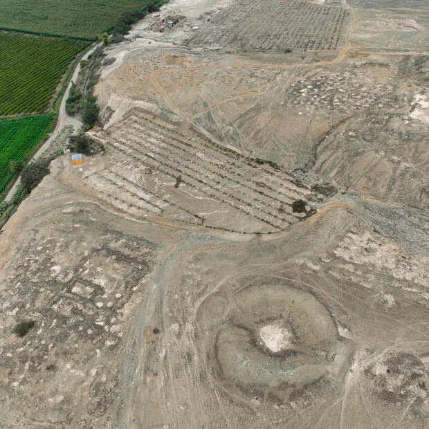 Foto da Pontifícia Universidade Católica do Peru, divulgada recentemente em julho deste 2025, mostra uma vista aérea do sítio arqueológico de Huaca Yolanda, onde o mural pré-hispânico foi descoberto. O mural policromado, com figuras em ambos os lados e pigmentos originais está localizado dentro de um templo do sítio arqueológico de Huaca (lugar sagrado) Yoland. Peixes, estrelas, redes de pesca e plantas compõem as figuras do mural de adobe de dupla face