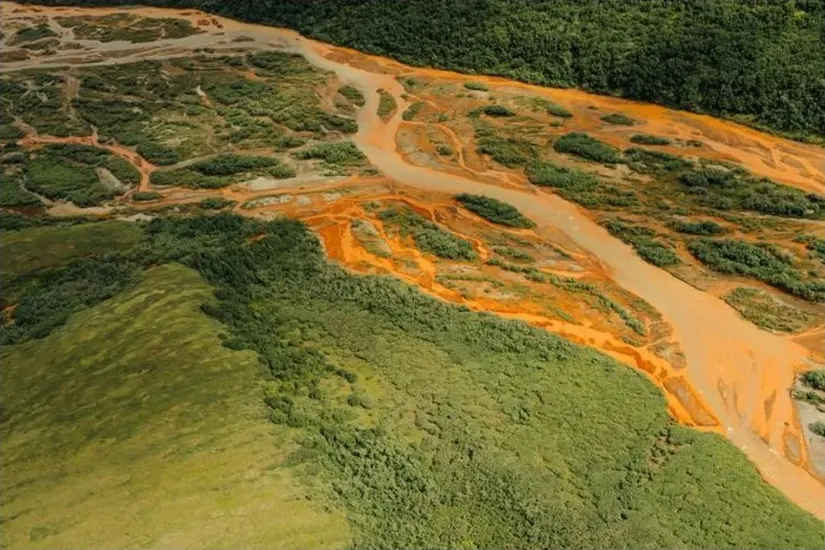 O rio Salmon, no Alasca, agora corre uma laranja enferrujada graças aos contaminantes metálicos desencadeados pelo degelo do permafrost.(Crédito da imagem: Taylor Rhoades)