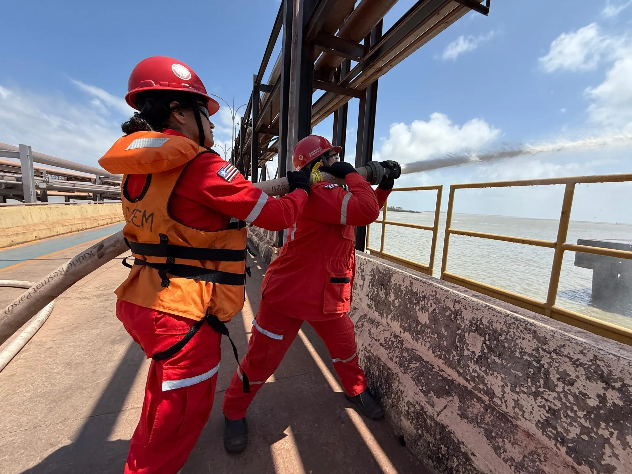 55444_whatsapp_image_2025_10_30_at_13.51.18_15_5102407293155488632__1-400x300 Simulado de Emergência Ambiental reforça cultura de prevenção e segurança no Porto do Itaqui