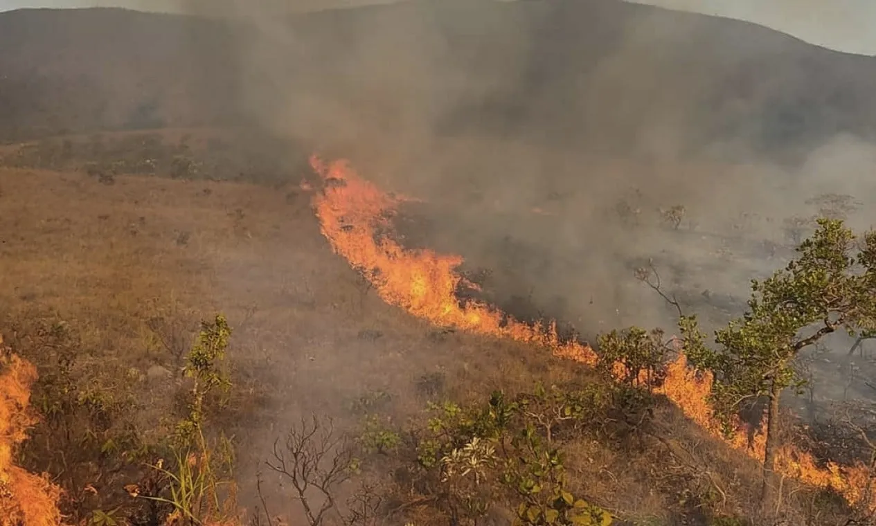chapadadosveadeiros1-400x240 Novos focos de incêndio sobem sobre a Parque Nacional da Chapada dos Veadeiros (GO)