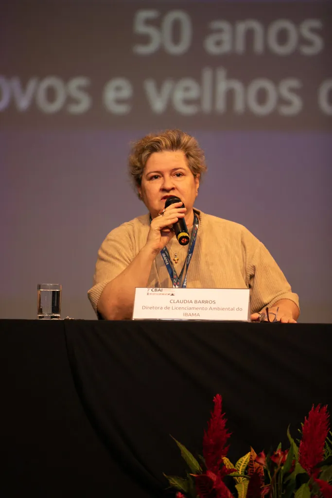 2025-11-17-diretora-de-licenciamento-ambiental-do-ibama-fala-na-mesa-de-abertura-do-congresso-400x600 Licenciamento ambiental ganha força no maior congresso do país