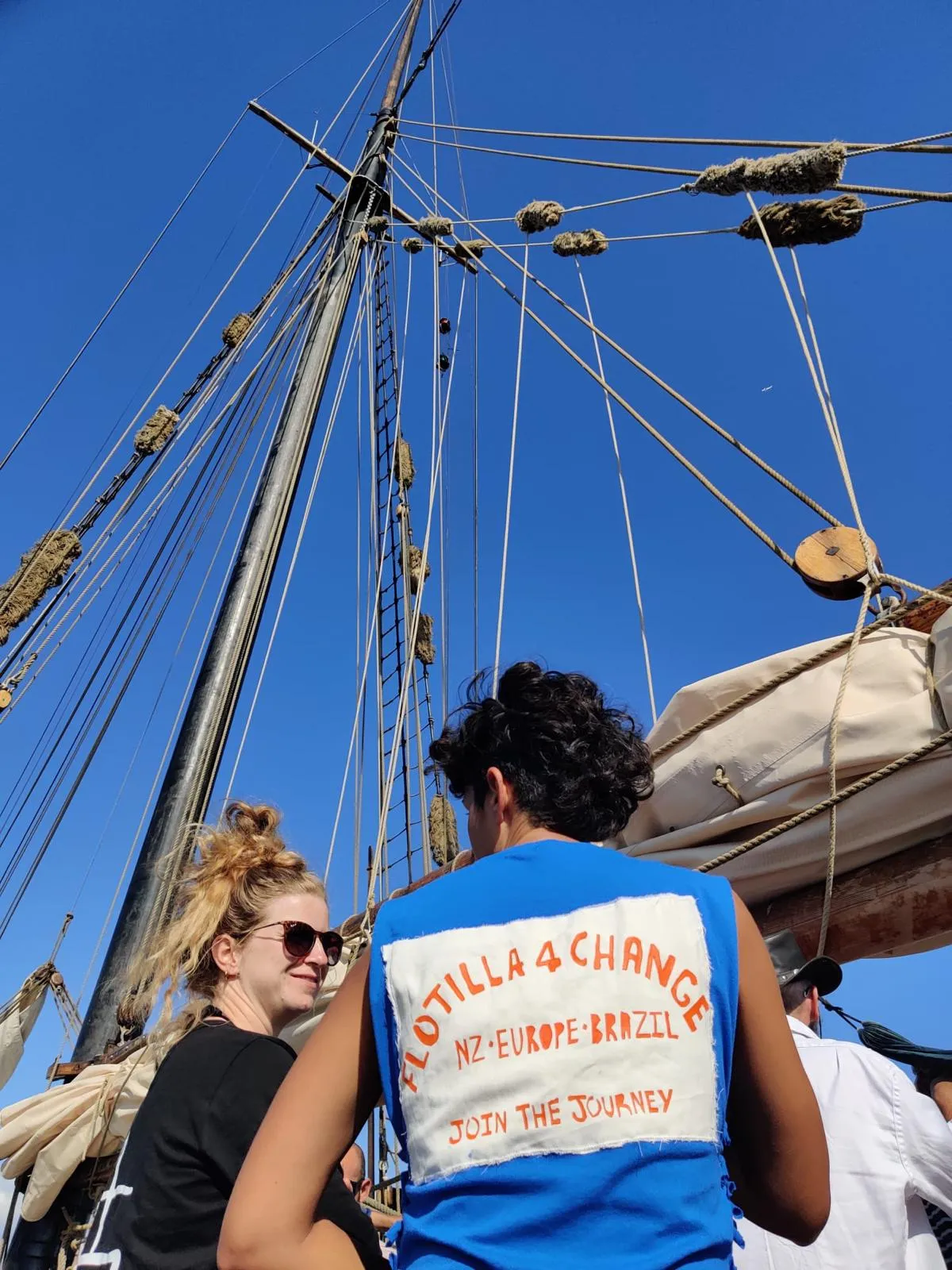 Flotilla-for-Change-Foto-Fry-Hopkins-400x533 A frota que veleja contra o lobby fóssil e atraca em Belém para a COP30