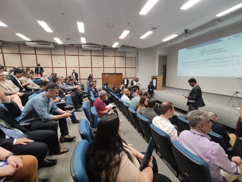 WhatsApp-Image-2025-10-31-at-14.54.15-1-1024x768-1-400x300 Luz na Amazônia: energética e cidadã para comunidades tradicionais