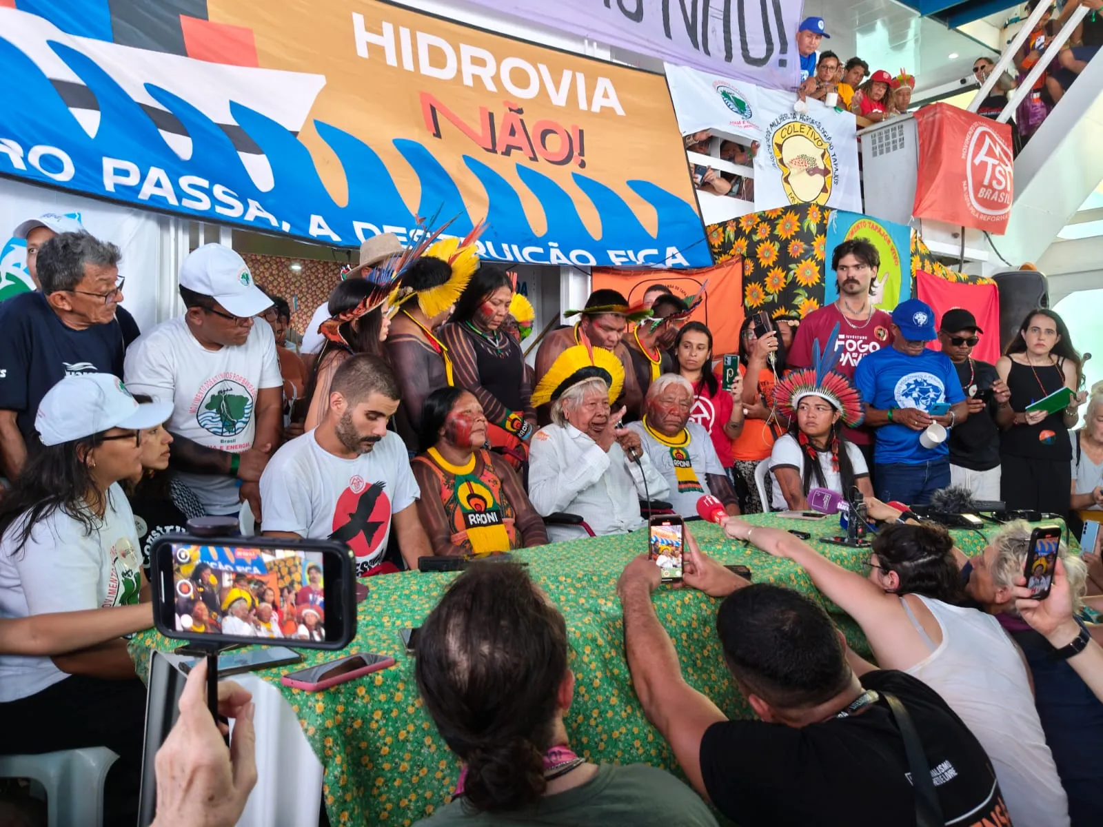 WhatsApp-Image-2025-11-12-at-22.46.30-400x300 Raoni lidera Barqueata e convoca união pela Amazônia