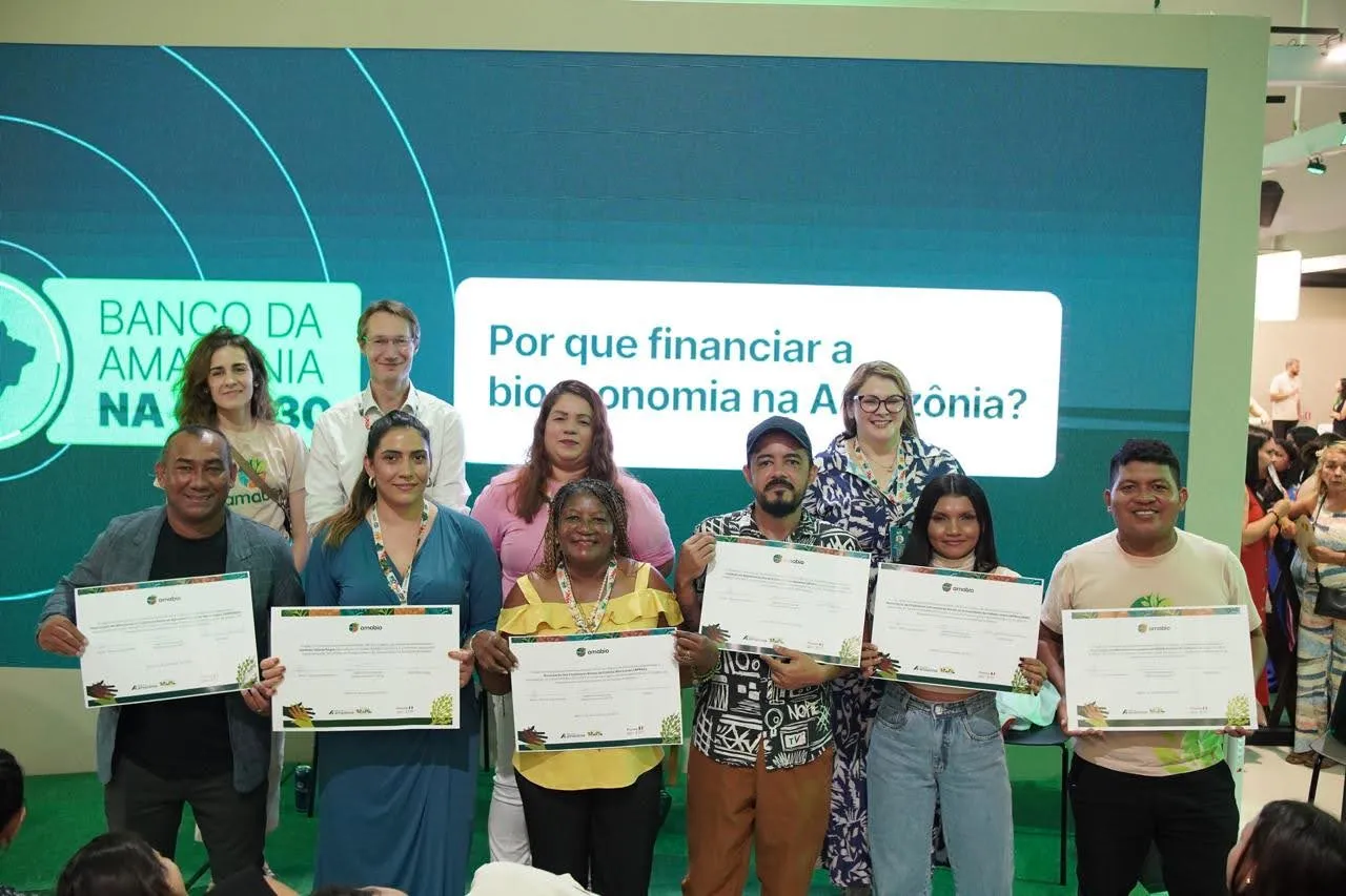 Cooperação França–Brasil impulsiona bioeconomia na COP30 Representantes dos projetos do Edital Amabio na Green Zone, no Stand do Banco da Amazônia. Foto: Rodrigo Lima/Agência Filadélfia