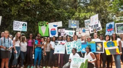 climate-strike-400x224 Jovens, cientistas e arquitetos lideram lista do Prêmio Campeões da Terra